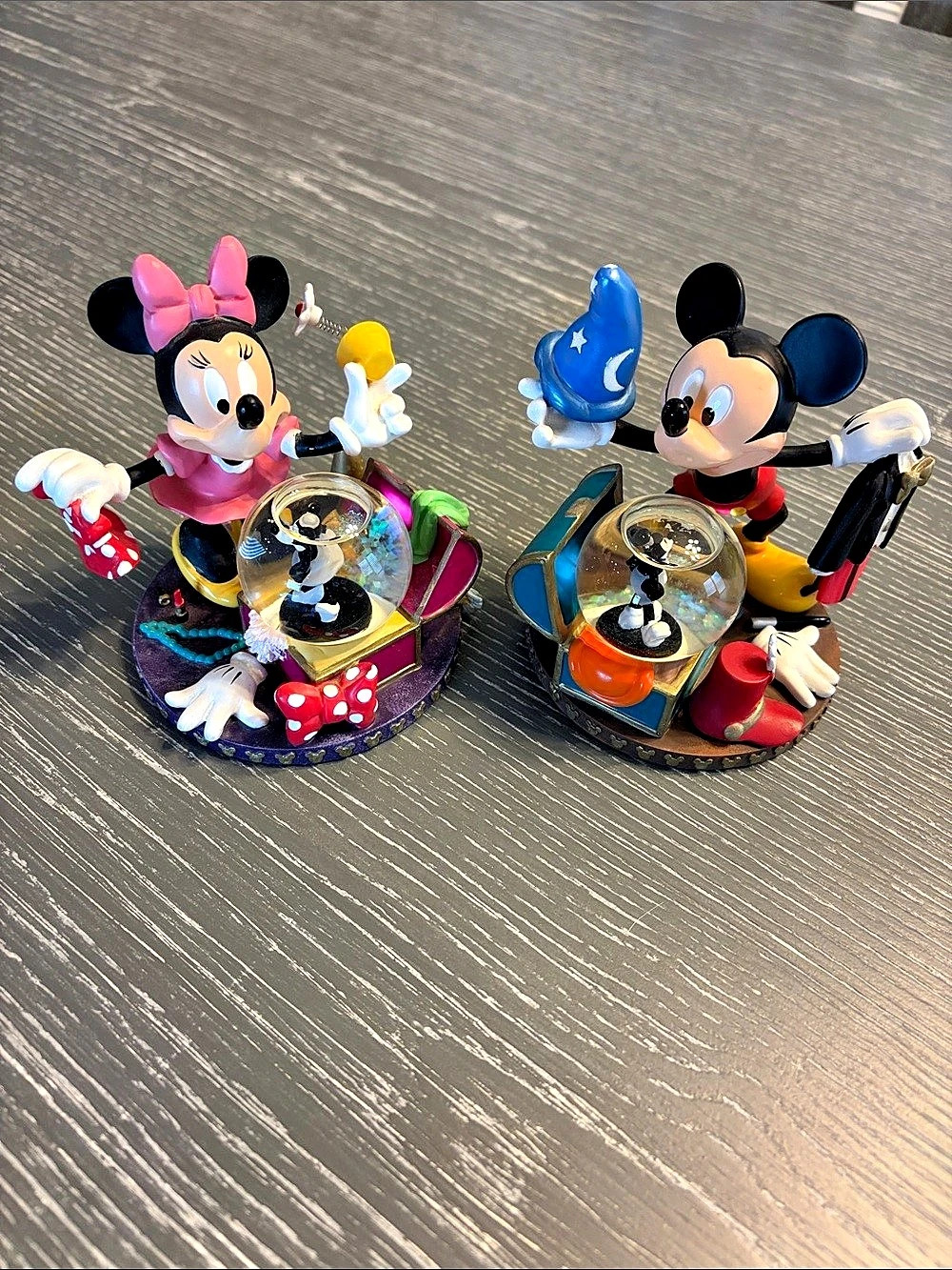 Rare Pair Disney Minnie Mouse and Mickey Mouse 2007 Mini Snow Globe Figurine Set
